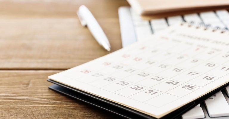 A calendar on a desk indicating important dates related to The federal tax credit for solar (ITC) is phasing out.